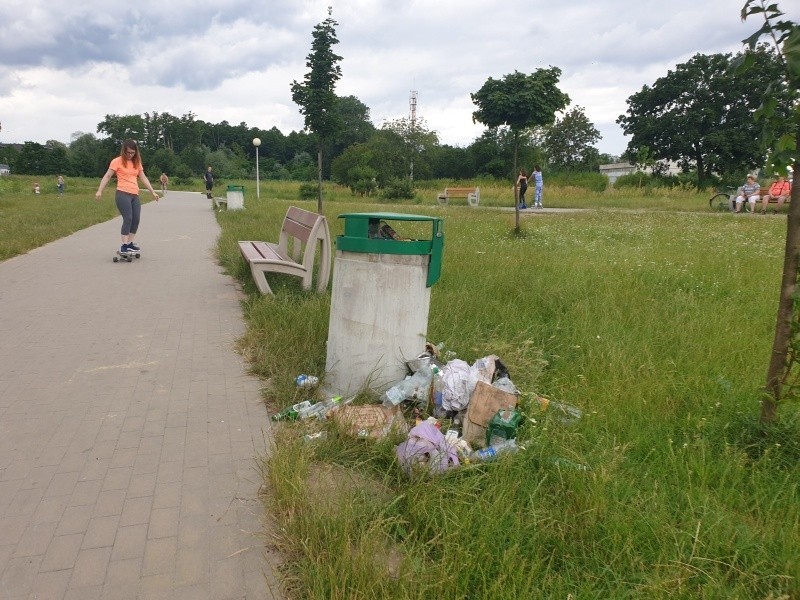 Stawy Jana po ciepłym weekendzie. Niby posprzątane, ale zapomniano o kilku koszach na śmieci