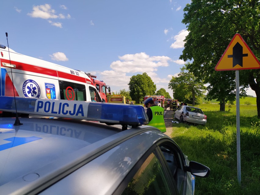 Sokółka. Wypadek na ulicy Kryńskiej. Kierowca mercedesa uderzył w dwa samochody osobowe. Dwie osoby ranne 
