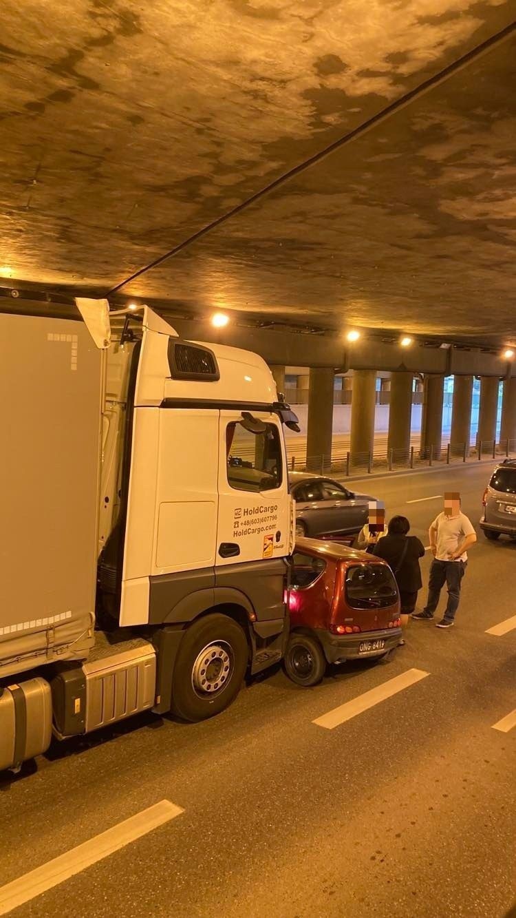 Białystok. Groźna kolizja pod tunelem im. Fieldorfa "Nila". Seicento wjechało pod ciężarówkę [ZDJĘCIA]