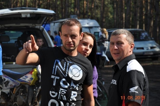 Wielokrotny Mistrz Polski w motocrossie Łukasz Kędzierski z wiceprezesem Świętokrzyskiego Towarzystwa Motorowego Moto-Max Sławomir Posłowski.