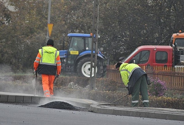 Drogowcy zakończyli we wtorek wylewanie nowej nawierzchni na ulicy Sikorskiego w Tarnobrzegu.