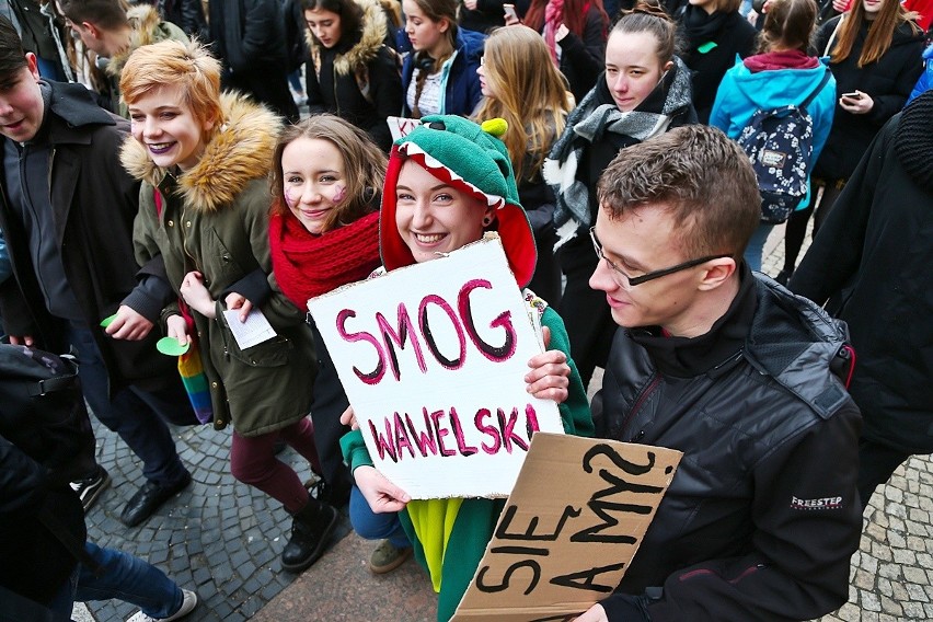 Młodzieżowy strajk klimatyczny w centrum Wrocławia. Uczniowie przeszli Świdnicką (ZDJĘCIA)