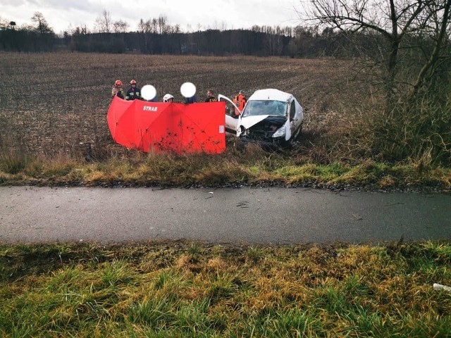 Jak podali nam o godz. 9 bydgoscy strażacy, w piątek rano (31 stycznia) doszło do wypadku we wsi Otorowo (na trasie Bydgoszcz-Solec Kujawski). Samochodem osobowym Citroen Berlingo podróżowało małżeństwo. Auto wypadło z drogi.Obie osoby były ranne, z czego jedna była reanimowana.Trwała akcja. Na miejscu były m.in. trzy zastępy straży pożarnej (z czego dwa z Bydgoszczy), pogotowie ratunkowe i policja.Aktualizacja - godz. 10.00- Według wstępnych ustaleń, kierujący Citroenem Berlingo wyprzedzał pojazd i po tym manewrze, tuż za łukiem drogi, zjechał z niej skarpą na pole, dachując. Niestety kobieta (58 lat) mimo reanimacji zmarła - podaje podkom. Lidia Kowalska z biura prasowego KWP w Bydgoszczy.Mężczyzna-kierowca został zabrany do szpitala.Policja bada przyczyny i okoliczności wypadku.Jak przestrzegają mundurowi, mogą występować tam jeszcze w najbliższych godzinach utrudnienia, bowiem auto będzie wyciągane. - Droga w tej chwili jest przejezdna jednym pasem - wyjaśnia pani podkomisarz Kowalska. - Apelujemy jednak o ostrożność w tym miejscu.