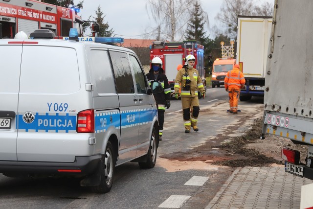 Śmiertelny wypadek w Makowcu. Służby we wtorek prowadziły swoje działania.