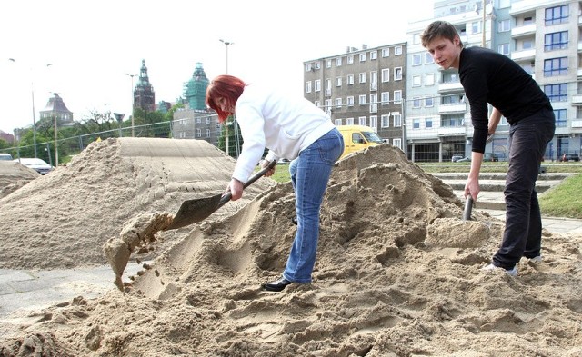 W poniedziałek przy ul. Jana z Kolna wysypano blisko 200 ton piasku. Wcześniej ustawiono tu zadaszoną arenę. Wkrótce pojawią się tu także palmy i leżaki.