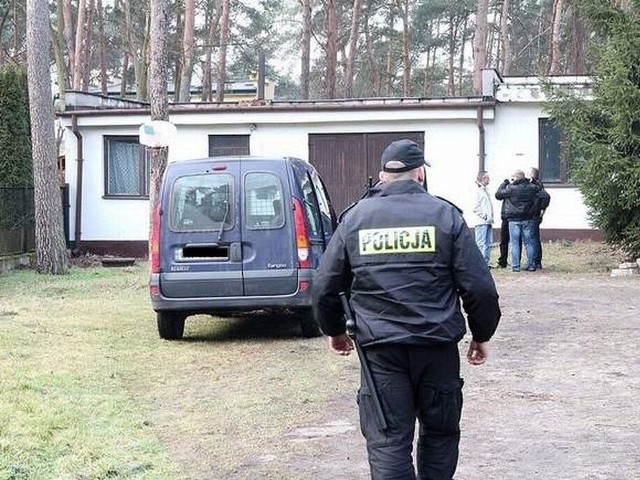 W domu jednorodzinnym na jednym z osiedli we Włocławku policjanci znaleźli zwłoki kobiety, po chwili znaleźli ciała kolejnych dwóch osób. Ustalono, że to matka nieżyjącej i jej brat.