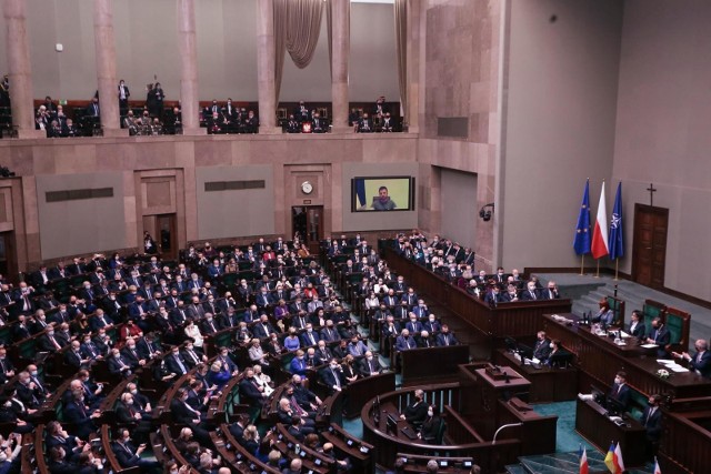 11.03.2022 warszawa zgromadzenie narodowe poslow i senatorow z udzialem prezydenta rp andrzeja dudyn/z wolodymyr zelenski - zdalne laczenie z prezydentem ukrainy fot. adam jankowski / polska press