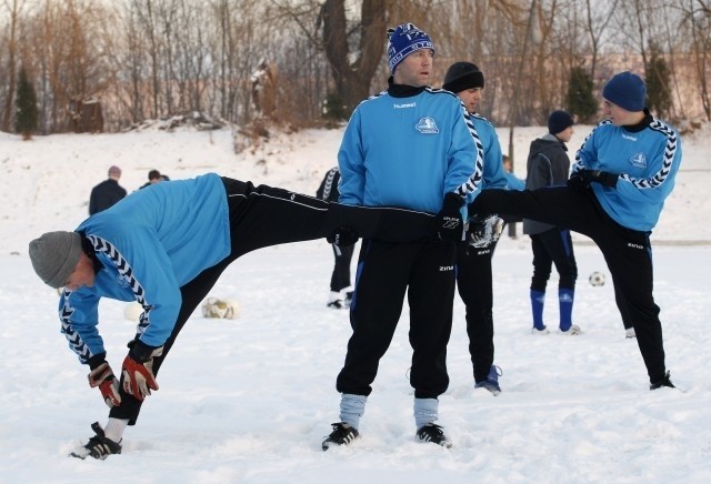 Na pierwszym treningu Stali Sandeco pojawiło się az 32 zawodnikow. Nz. Paweł Kloc (stoi) i Dmitrij Asnin.