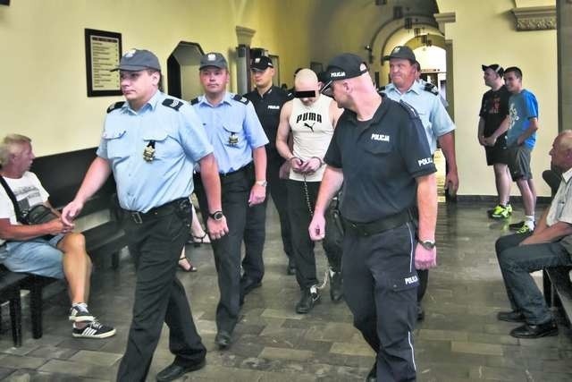 Kilkudziesięciometrową drogę korytarzem sądowym oskarżeni przebyli w towarzystwie policjantów oraz kumpli z dzielnicy