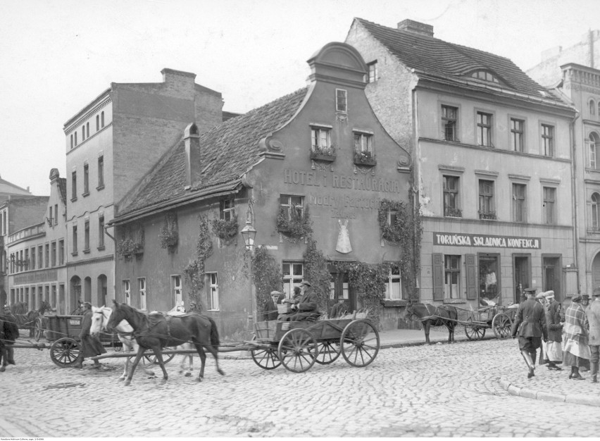 Hotel Modry Fartuch-widok zewnętrzny. Przed hotelem na ulicy...