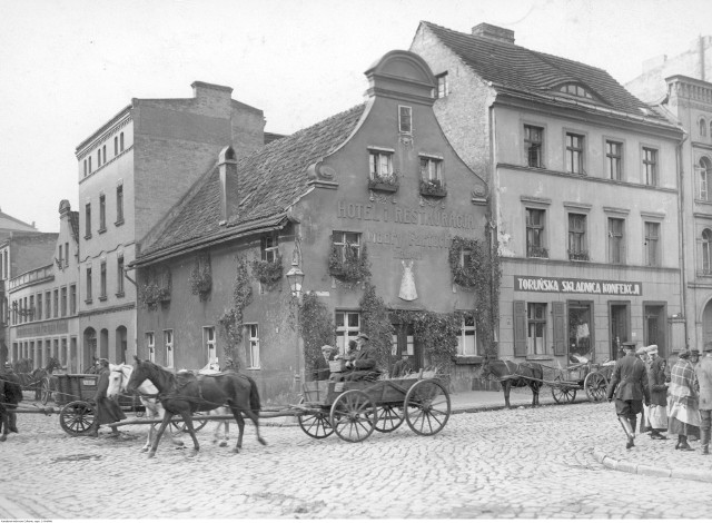 Hotel Modry Fartuch-widok zewnętrzny. Przed hotelem na ulicy widoczne wozy w zaprzęgu konnym.Data: 1925-10