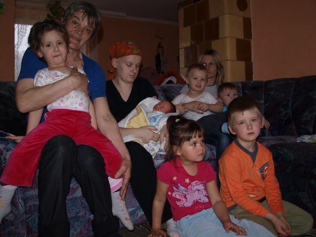 Marlena na razie jest ze swoimi  dziećmi. Pomagają jej przy nich mama Janina oraz pani Renata, opiekunka, którą zatrudniła gmina.