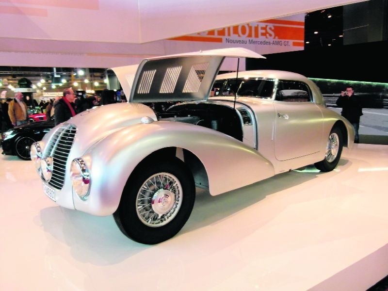 Mercedes 540 K z roku 1938 ma silnik 5,4 l o mocy 180 KM,...