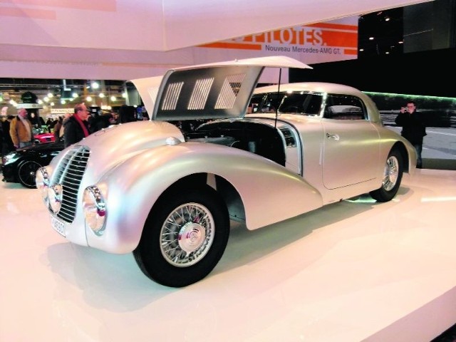 Mercedes 540 K z roku 1938 ma silnik 5,4 l o mocy 180 KM, który go rozpędza do 185 km/h.