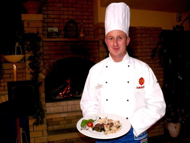 Stek z kangura z grillowaną cukinią i sosem kurkowym proponuje kucharz Restauracji Śródziemnomorskiej Hotelu Europa w Starachowicach Grzegorz Wziątek.
