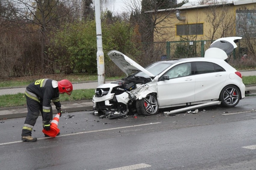 Wypadek na Borowskiej. Zderzenie mercedesa z ciężarowym kamazem (ZDJĘCIA)