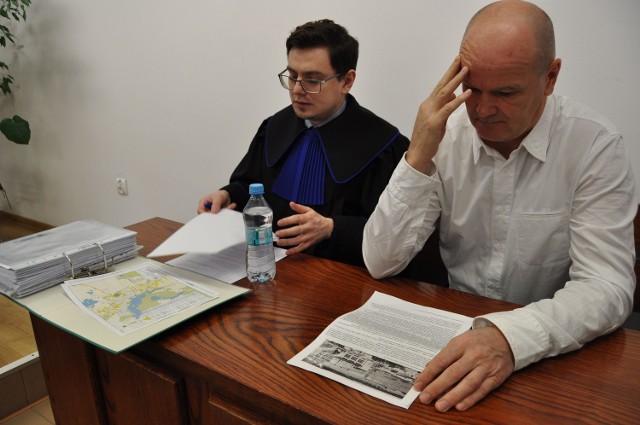 Dyrektor Kronospanu Krzysztof Aleksandrowicz (z prawej) przed rozprawą