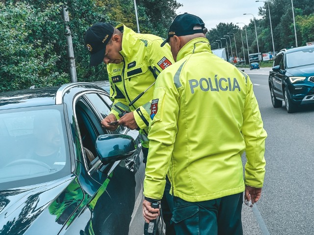 Od dzisiaj do 8 czerwca na granicach Słowacji, m.in. z Polską, będą prowadzone kontrole. Trzeba mieć przy sobie paszport lub dowód osobisty.