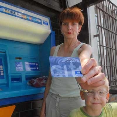 Bożena Liwosz z pięcioletnim synem Patrykiem demonstrują kartę od opieki społecznej. Gotówkę można nią wypłacić tylko dwa razy w miesiącu.