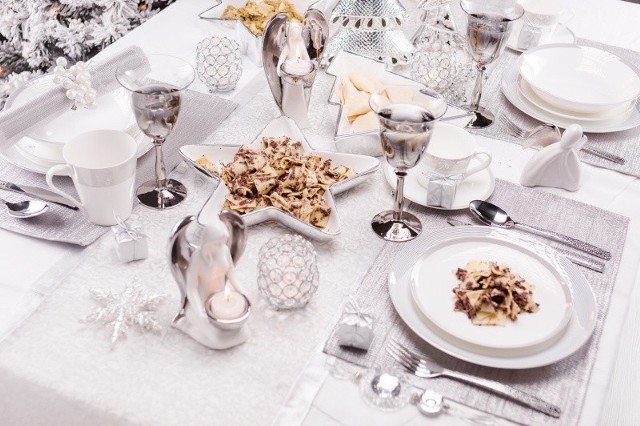 Biel zawsze odnajdzie się w aranżacji świątecznego stołu. To uniwersalna i ponadczasowa barwa.