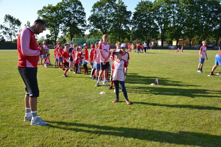 Na lipnowskim stadionie zorganizowano imprezę sportową dla młodych piłkarzy