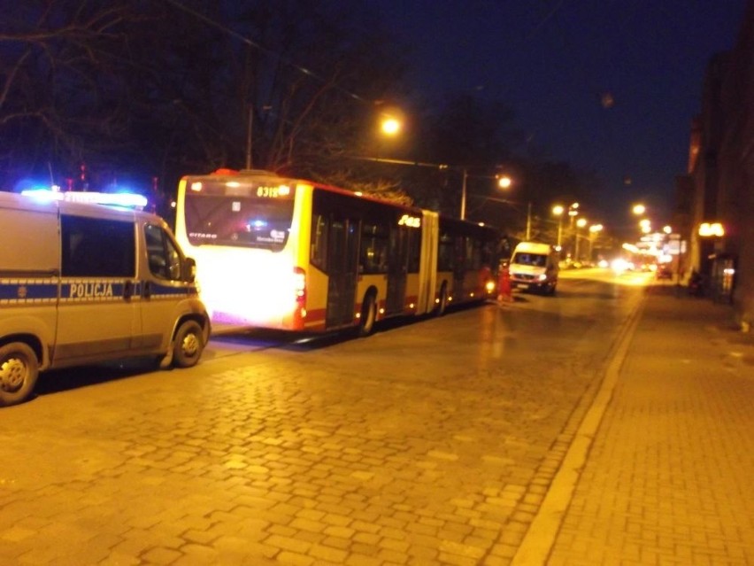 Wrocław: Pasażerka ranna po gwałtownym hamowaniu autobusu [ZDJĘCIA]