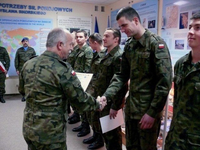Żołnierze wcielenia "maj 2008&#8221;  zostali pożegnani podczas uroczystej zbiórki w Centrum Szkolenia na Potrzeby sił Pokojowych na kieleckiej Bukówce.