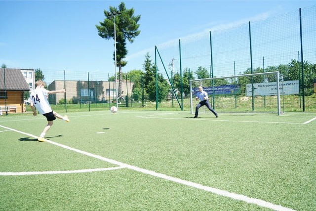 Już niebawem uczniowie szkoły w Ligocie Książęcej  będą mogli grać na nowoczesnym, bezpiecznym i dobrze oświetlonym boisku typu orlik.