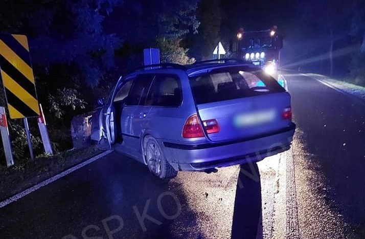 W gminie Głowaczów samochód zjechał z drogi i uderzył w...