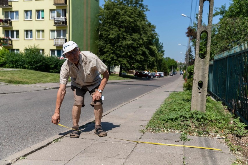 Pan Jerzy mierzył, ile ma miejsca chodniku zostało na...