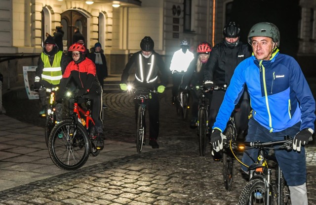 Inaczej, niż poprzednimi razy Bydgoska Masa Krytyczna wystartowała w piątek nie z płyty bydgoskiego Starego Rynku, ale sprzed ratusza.