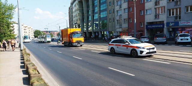 - Okres podwyższonych temperatur, a dokładniej dużego nasłonecznienia może negatywnie wpływać na elementy torowiska tramwajowego. Głównym zagrożeniem, z jakim się mierzymy jest wydłużanie szyn na skutek ich przegrzania. Przegrzanie szyny skutkuje jej wyboczeniem, możliwe jest wyboczenie zarówno na osi pionowej jak i poziomej - tłumaczy Hanna Pieczyńska, rzecznik prasowy spółki TS.