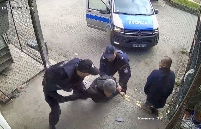 Policyjna interwencja na Białostoczku miała zaskakujący przebieg. Funkcjonariusze nie przebierali w środkach