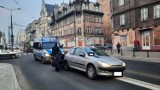Samochód spadł z przystanku wiedeńskiego. Wstrzymanie ruchu na rynku Jeżyckim w Poznaniu. Interweniowała policja
