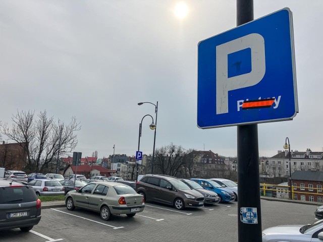 UOKiK nałożył na APCOA Parking Polska karę w wysokości ponad 820 tysięcy złotych za łamanie procedury reklamacyjnej.