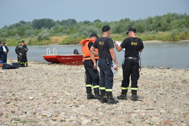 Strażaccy nurkowie znaleźli zwłoki drugiego z 17-latków, który w sobotnie popołudnie utopił się w Dunajcu w Charzewicach koło Zakliczyna.