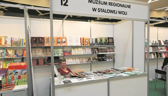 Stoisko Muzeum Regionalnego w Stalowej Woli, które ma na swoim koncie wydanych wiele książek o tematyce regionalnej, w tym przewodniki oraz katalogi z wystaw.