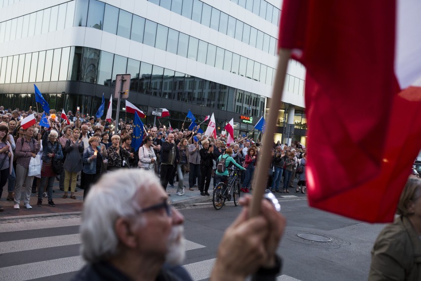 "Europo, nie odpuszczaj!" Protest w obronie sądów w Krakowie