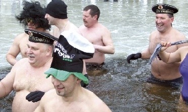 Morsy zapraszają na niedzielną kąpiel w jeziorze w Korzybiu. 