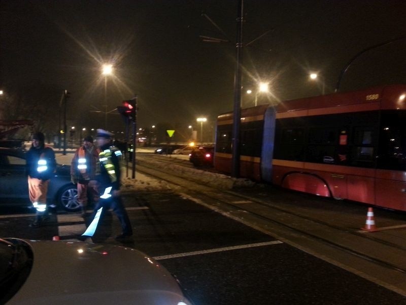 Volvo zderzyło się z "dziesiątką". Na Retkini nie jeżdżą tramwaje [FILM, zdjęcia]