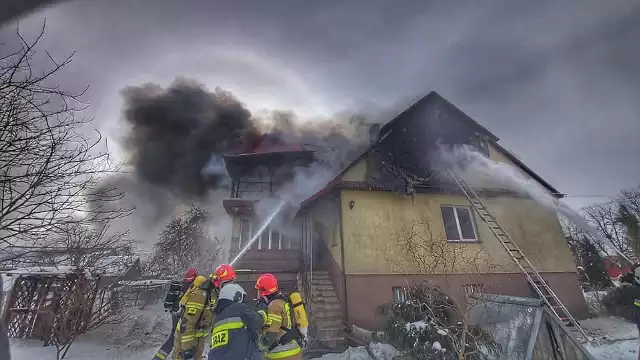 Pożar domu przy ul. Dolnej w Hajnówce. Kobieta została bez dachu nad głową