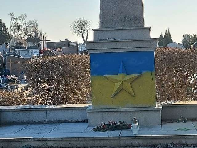 W ostatnich dniach nieznana osoba wymalowała żółto-niebieskie barwy na pomniku Armii Czerwonej w kwaterze na terenie cmentarza w Gnieźnie przy ulicy Witkowskiej.