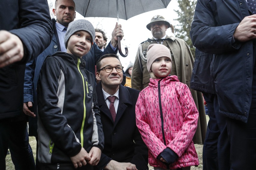 Premier Mateusz Morawiecki z wizytą na pikniku wojskowym u...