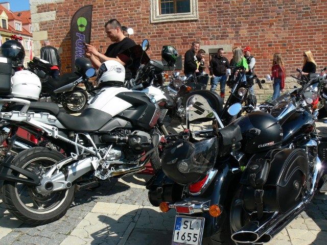 Ponad 200 motocyklistów - członkowie  Sandomierskiej Grupy Motocyklowej TSA i ich przyjaciele bierze  udział w sobotnim wydarzeniu charytatywnym na sandomierskiej Starówce, wspierając operację Tomasza Płatosa, mieszkańca Sandomierza chorego na niebezpieczny nowotwór. Motocykliści oferują przejażdżki i zapraszają na swoje maszyny, do sesji zdjęciowych, które wykonują profesjonalni fotograficy. Wszystko w ramach zbiórki dla Tomasza Płatosa.  >>> ZOBACZ WIĘCEJ NA KOLEJNYCH ZDJĘCIACH 