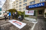 Kraków i Strajk Kobiet. Protest pod komisariatem podczas przesłuchania fotoreporterki [ZDJĘCIA]