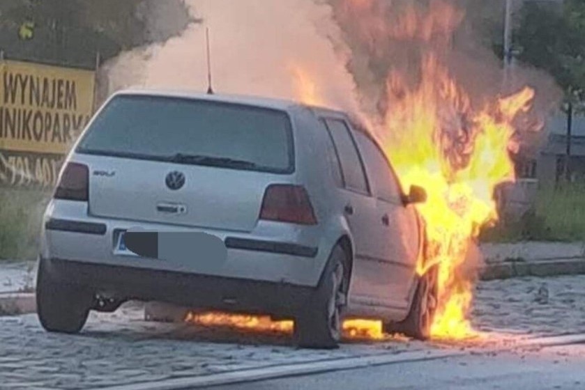 Pożar samochodu zaczął się od komory silnika....