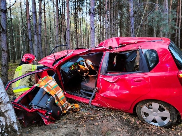 Wieczorem zmarła kobieta, która uczestniczyła w zdarzeniu drogowym w gminie Zaniemyśl. Do zdarzenia doszło o godz. 16 na drodze pomiędzy Czarnotkami a Borowem. Po dotarciu na miejsce ustalono, że samochód osobowy wypadł z drogi i zatrzymał się na przydrożnych drzewach. Kobieta prawdopodobnie straciła panowanie nad pojazdem.Przejdź dalej -->