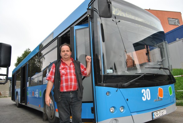 Andrzej Dźwigał, kierowca autobusu linii 30, od niedawna wozi pasażerówz Chrzanowa fabrycznie nowym mazem. Takich jest kilka