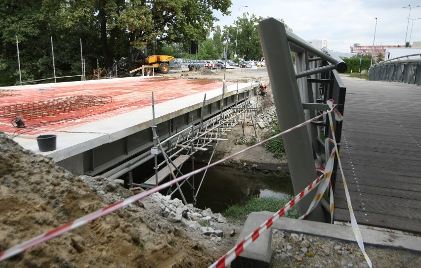 Most Muchoborski i kładka obok niego kosztują 2 mln 700 tys....