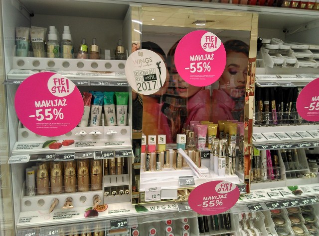 Promocyjne zniżki w Rossmanie na niektóre kosmetyki wynoszą ponad 5o proc.